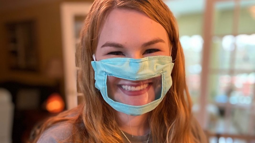 Para ajudar surdos na leitura labial, aluna cria máscaras transparentes