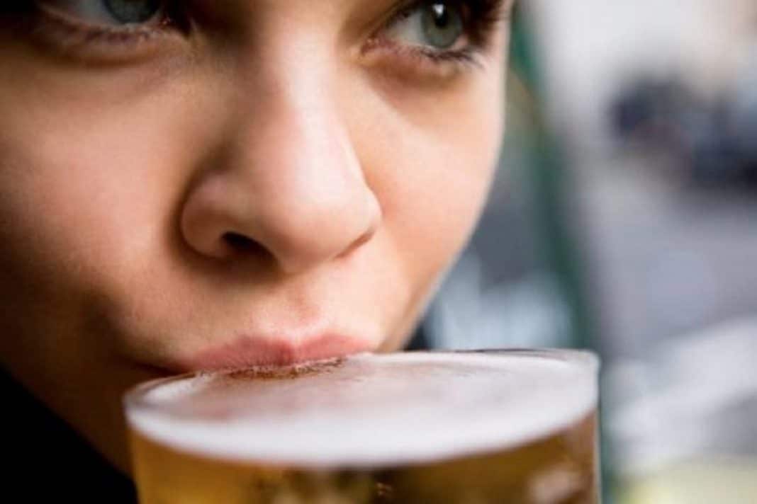 A cerveja é melhor que o leite para os ossos das mulheres, segundo estudo