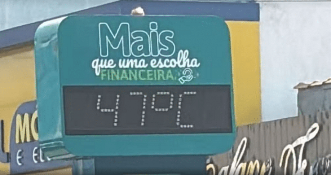 Um termômetro de rua marca 47 ºC em Minaçu(GO).