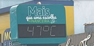 Um termômetro de rua marca 47 ºC em Minaçu(GO).