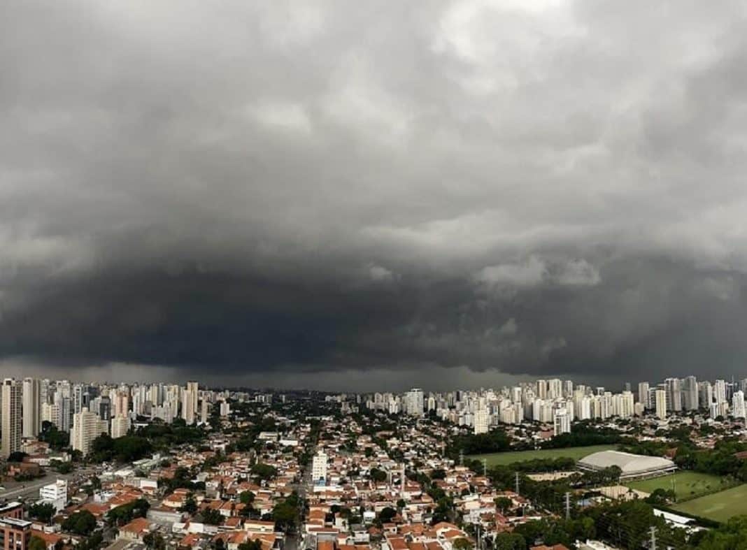 ALERTA VERMELHO: veja a rota dos temporais de chuva e vento