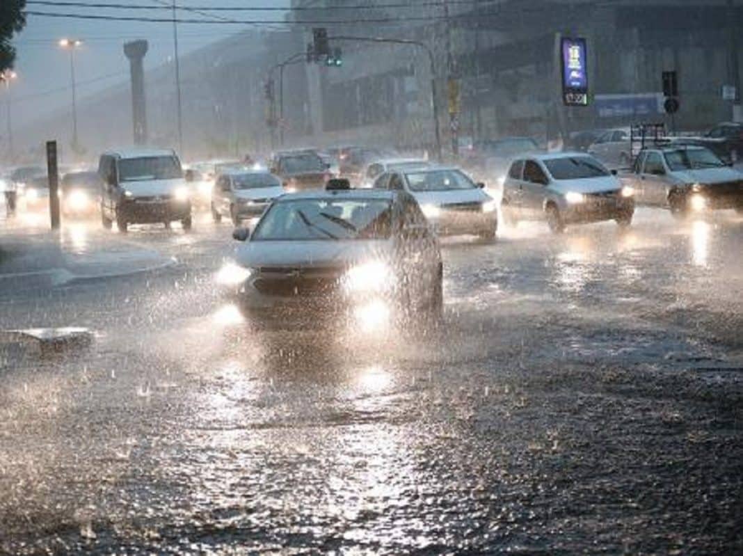 Em São Paulo forte chuva causa queda de avião, alagamentos e apagão