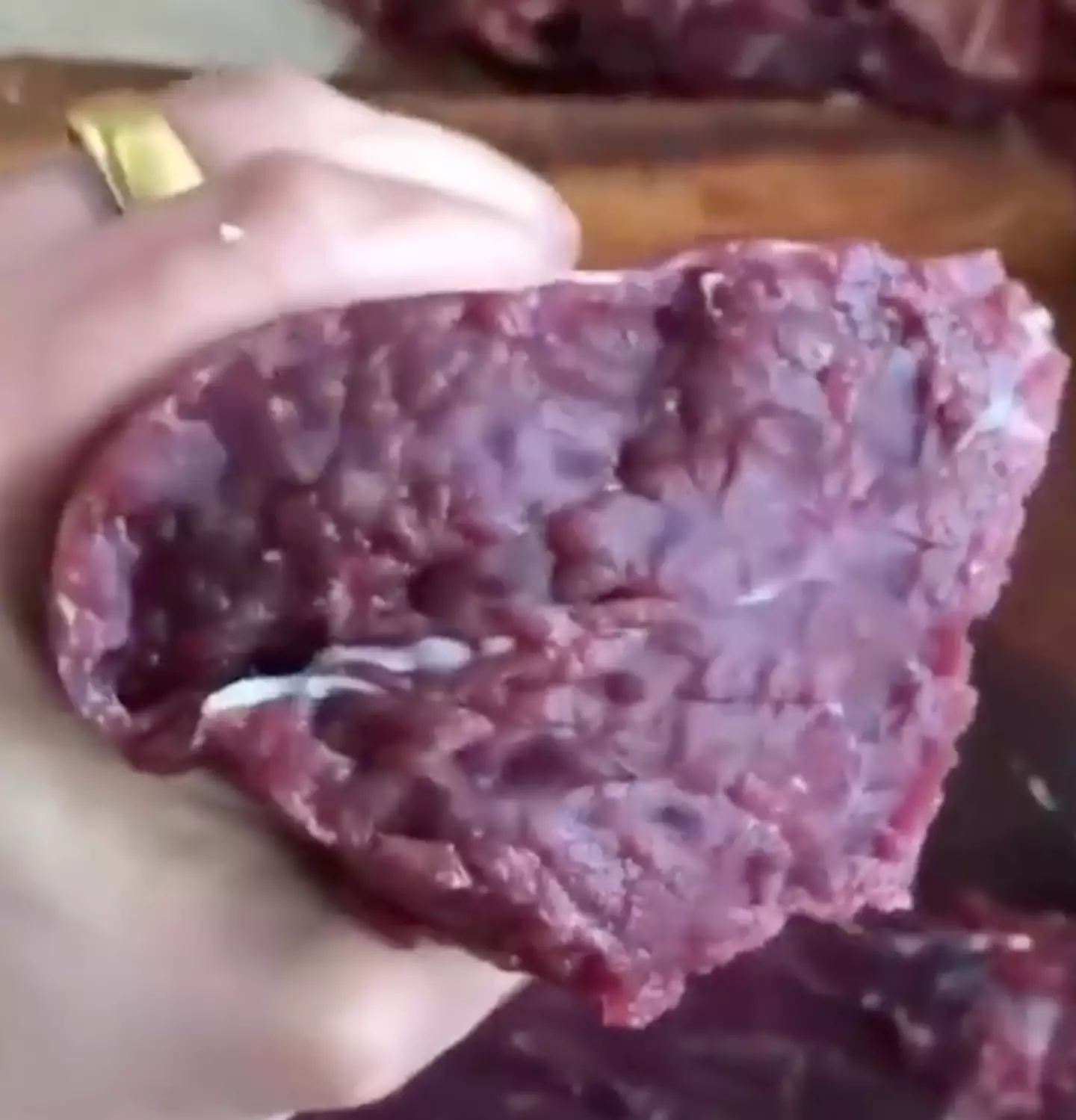 sabervivermais.com - Vídeo bizarro de carne reagindo ao sal está levando pessoas a se tornarem vegetarianas